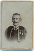 Muškarac u narodnom odelu sa medaljama