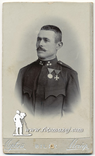 Muškarac u uniformi sa medaljama (autor Mihail Merćep)
