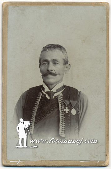 Muškarac u narodnom odelu sa medaljama (autor Mihail Merćep)
