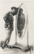 Devojka pred ogledalom