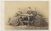 Tri dame za stolom