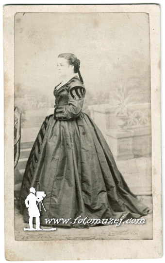 Gospođa u viktorijanskoj haljini (autor Florijan Gantenbajn)