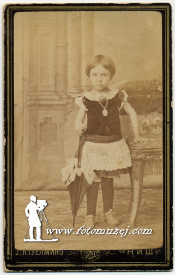 Devojčica sa suncobranom (autor Josif Guelmino)