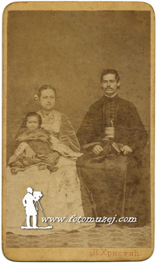 Pravoslavni pop sa suprugom i ćerkom (autor Panta Hristić)