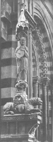 Statua na portalu denovske katedrale