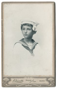 Dečak u mornarskoj uniformi