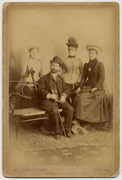 Gospodin sa suprugom i ćerkama