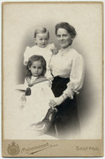 Sofija Lončarević sa ćerkom Olgom i sinom Dušanom