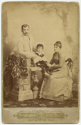 Trgovac Milorad Terzibašic sa suprugom Milojkom i sinom Mihailom 
