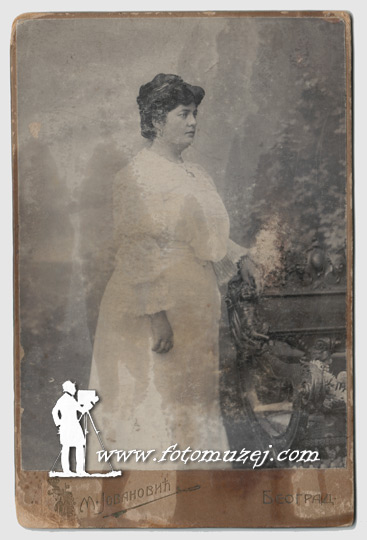 Gospođa u beloj haljini (autor Milan Jovanović)