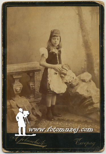 Devojčica sa korpom (autor Milan Jovanović)