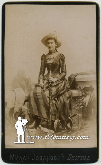 Dama sa šeširom i ambrelom (autor Milan Jovanović)