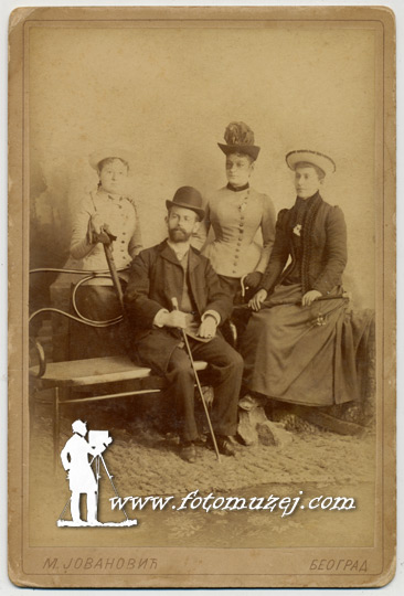 Gospodin sa suprugom i ćerkama (autor Milan Jovanović)