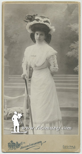 Mlada dama sa šeširom i ambrelom (autor Milan Jovanović)