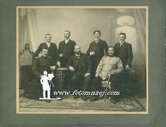 Grupa muškaraca u studiju (Atelje Kenig)
