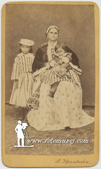 Majka sa decom (autor P. Kraljevački)