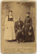 Otac Stojan sa ćerkama Dušicom i Kosarom