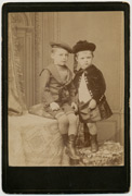 Dva dečaka u svečanim uniformama