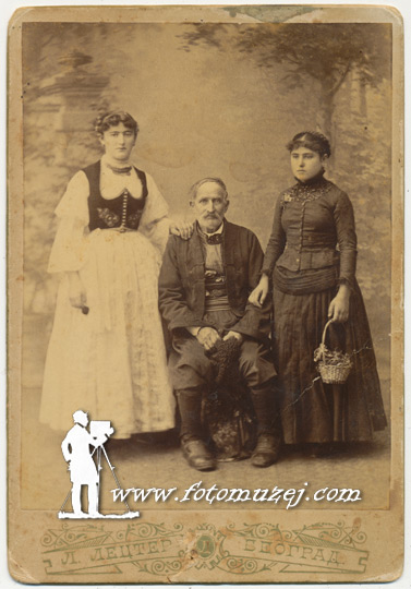Otac Stojan sa ćerkama Dušicom i Kosarom (autor Lazar Lecter)