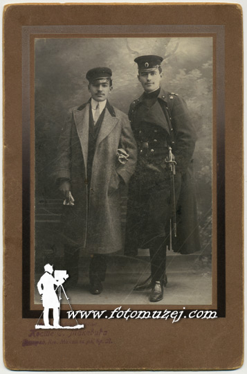 Muškarac u vojnoj uniformi i mladić sa rukavicama (autor Kosta Makević)