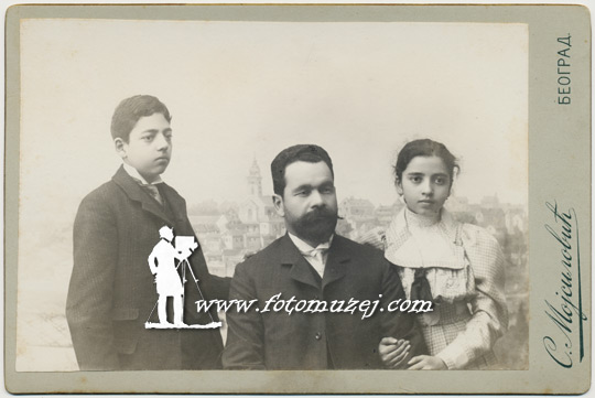 Otac sa sinom i ćerkom (autor Savitaj Mojsilović)
