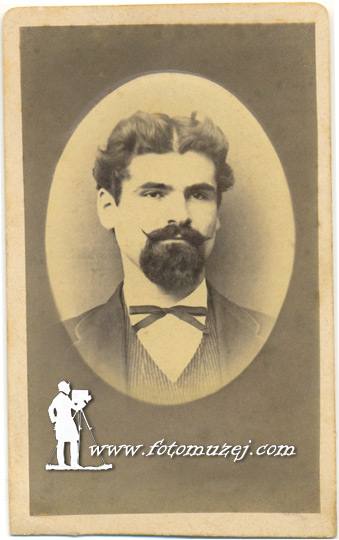 Muškarac sa brkovima i bradom (autor S. Adler)