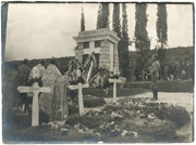 Regent Aleksandar na osvećenju grobnice poginulim vojnicima Drinske divizije u Agios mateosu, Krf 1916.