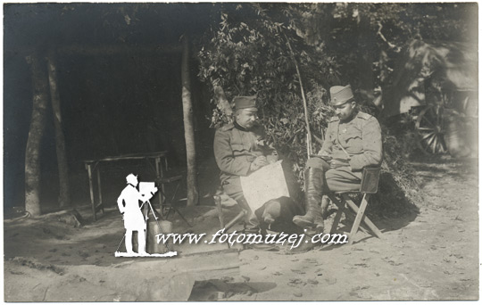 Komadant Moravske divizije Panta Grujić i načelnik štaba ppukovnik Pantelija Kurišić u logoru (autor Momir Alkalaj)