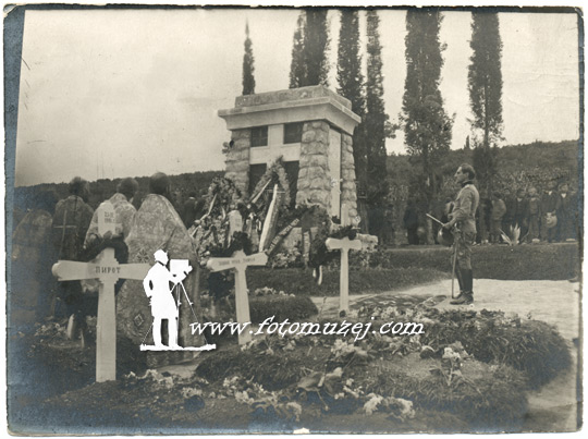 Regent Aleksandar na osvećenju grobnice poginulim vojnicima Drinske divizije u Agios mateosu, Krf 1916. (autor Nikola Matejić)