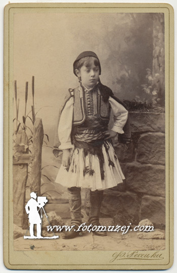 Dečak u narodnoj nošnji (autor Franc Regecki)