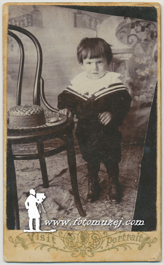 Dečak u matrozkoj uniformi (autor Nikola Radić)