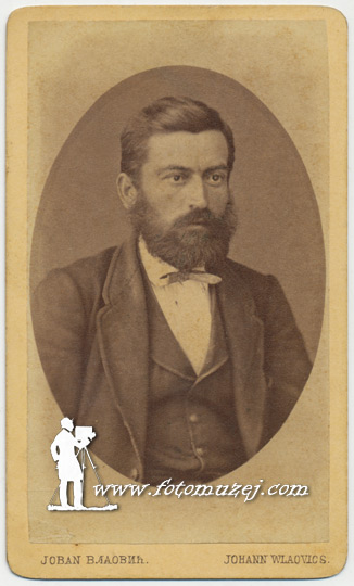 Muškarac sa brkovima i bradom (autor Jovan Vlahović)