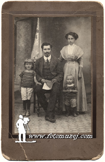 Bračni par sa decom (autor Konstantin Velić)