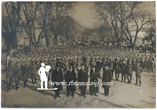 Članovi Jugoslovenskog odbora u Bizerti sa bataljonom Jugoslovena, 1917. godine (autor Milan Vukašinović)