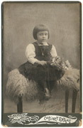 Devojčica Leposava sa buketom cveća