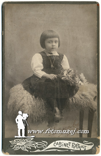 Devojčica Leposava sa buketom cveća (autor Ivan Živković)