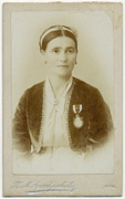 Žena sa medaljom