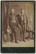Dvojica muškaraca u narodnom odelu