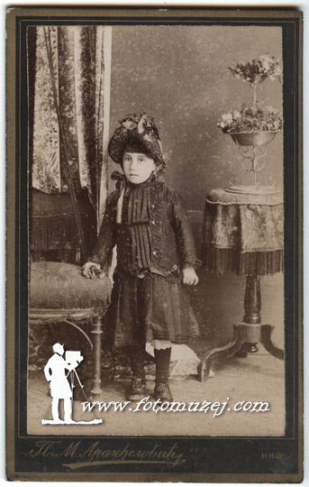 Devojčica sa šeširom (autor Petar Aranđelović)
