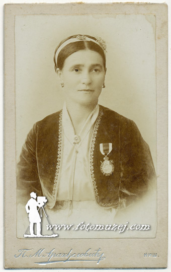 Žena sa medaljom (autor Petar Aranđelović)
