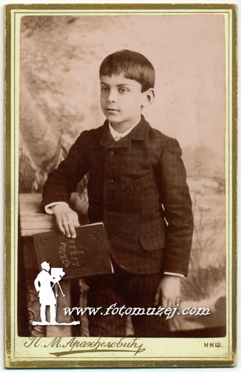 Dečak sa knjigom (autor Petar Aranđelović)