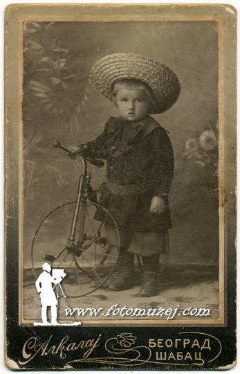 Dečak sa biciklom (autor Solomon Alkalaj)