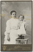 Majka i ćerka u belom