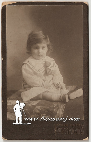 Dete u matrozkom odelu (autor Vinka Peričević)