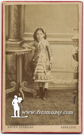 Devojčica u svečanoj haljini (autor Anton Schadler)