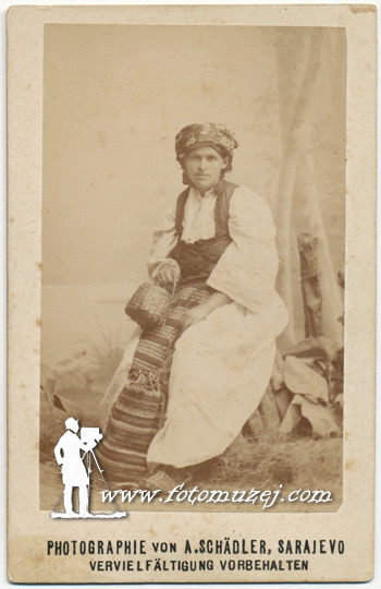 Žena u narodnoj nošnji (autor Anton Schadler)