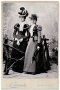 Dve devojke u šeširima