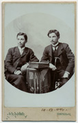Dvojica muškaraca sa foto albumom