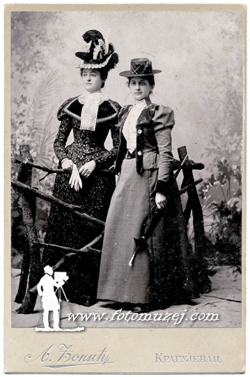 Dve devojke u šeširima (autor Ljubiša Đonić)