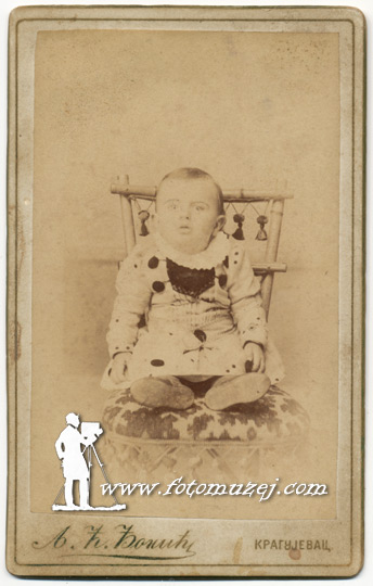 Beba u stolici (autor Ljubiša Đonić)